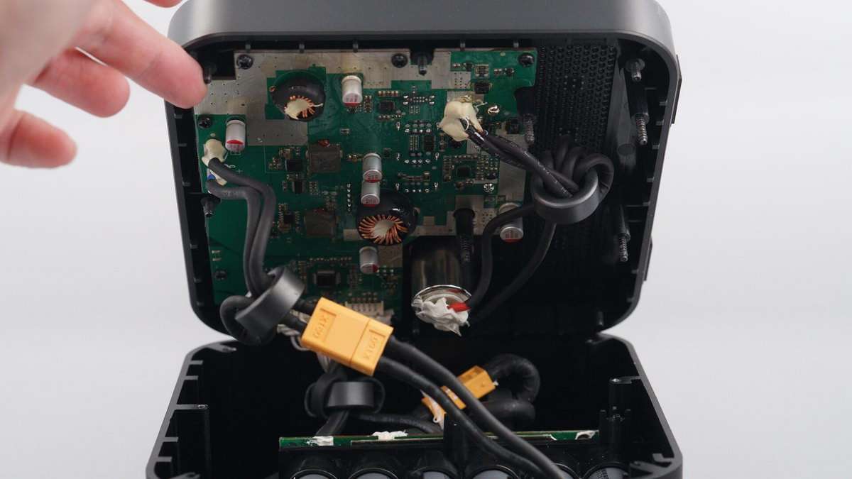 公牛便携式电源拆解,公牛1800w户外电源拆解