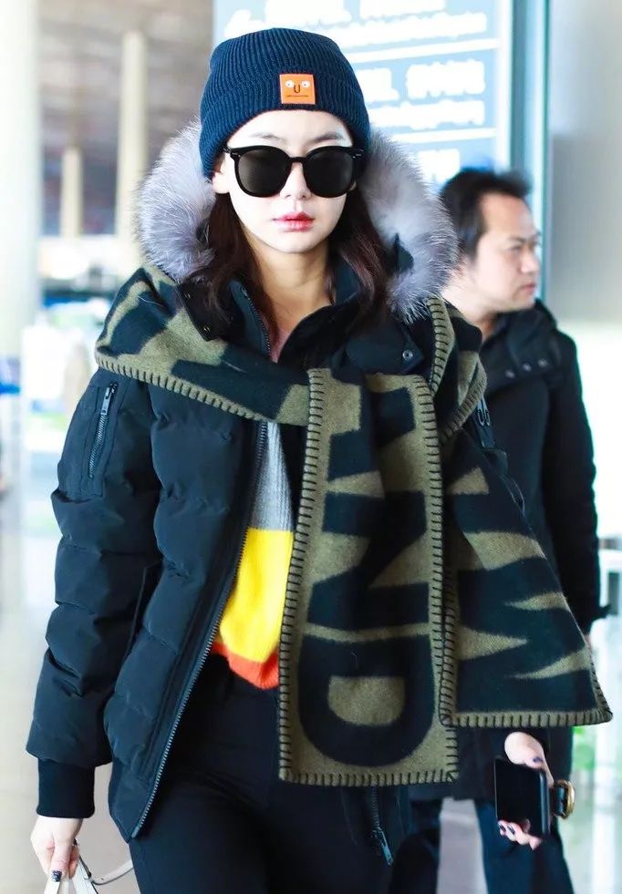 围巾怎样系秒变内搭,围巾自己织的怎么系