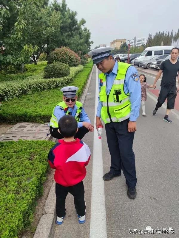 砸窗救人的身影,一群人在暴雨中敲车窗救人