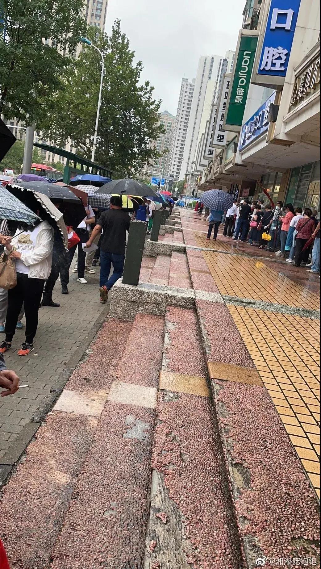 天津人排队买的月饼 (实拍天津人排队买月饼)