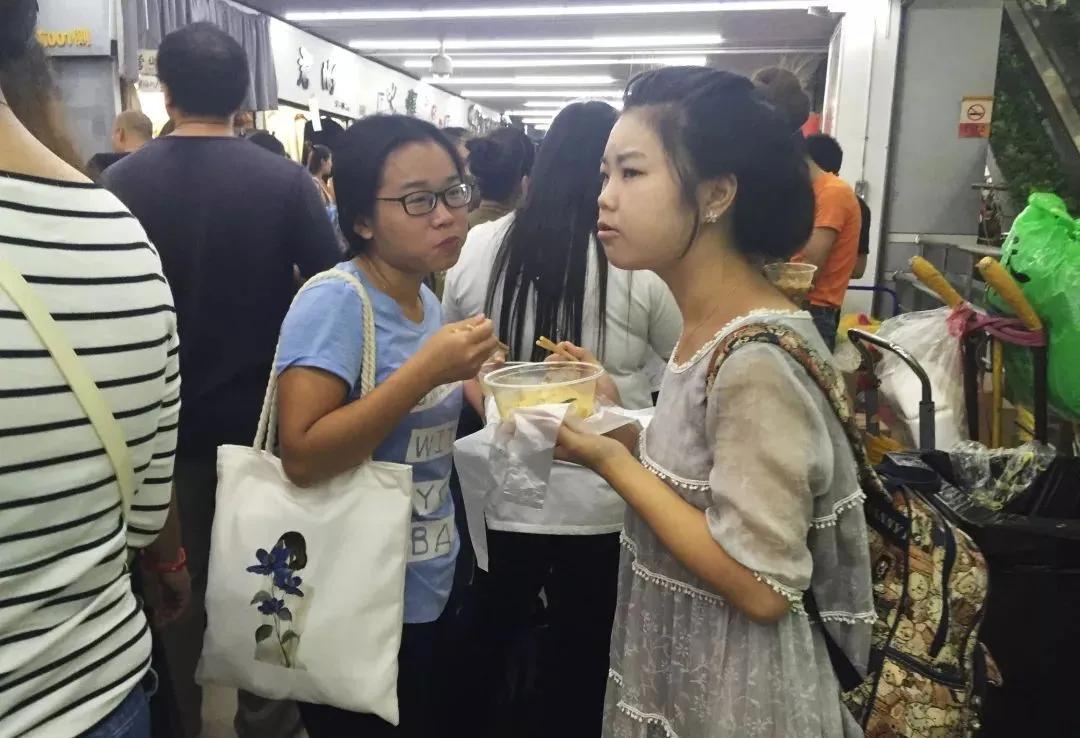 街头卖凉皮创业,90后卖凉皮创业女孩