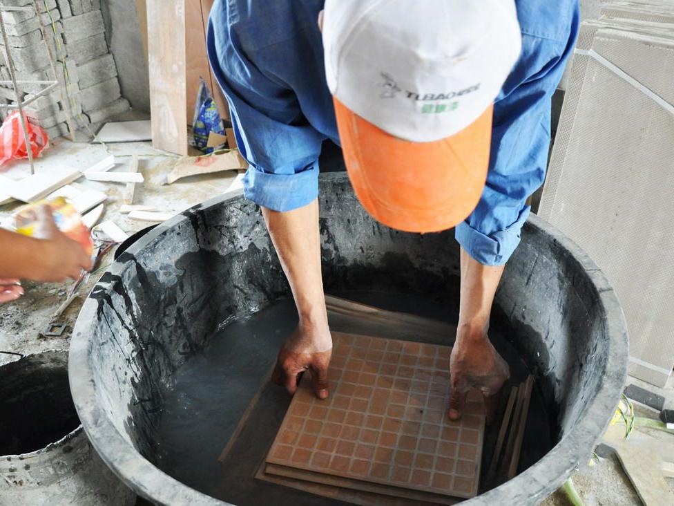 装修地砖要泡水贴吗,装修时地砖被水泡了有影响吗