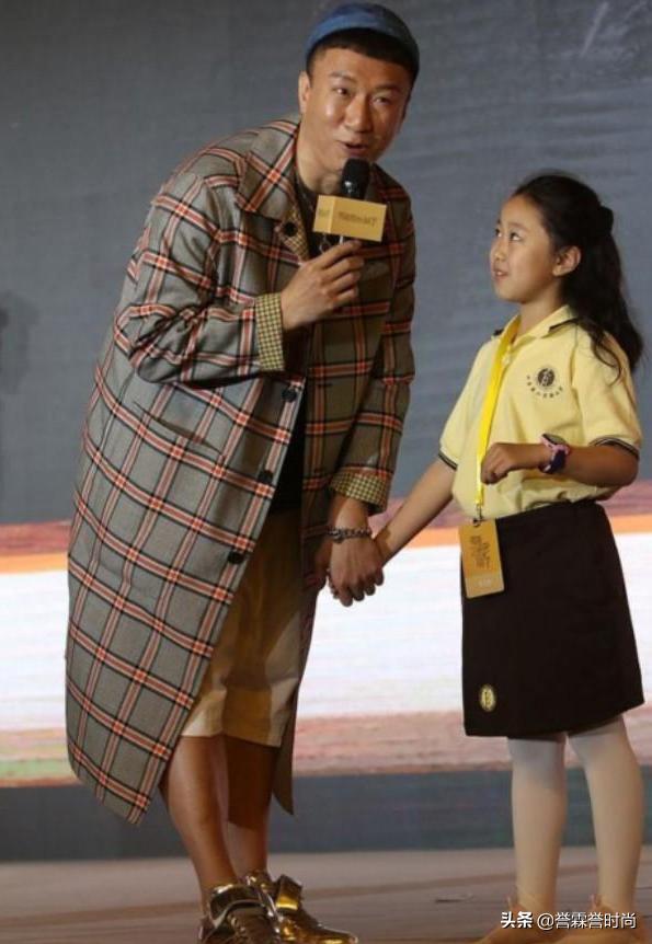 孙红雷不穿衬衫的西装风格,孙红雷黑西装黑衬衫帅气