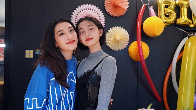 黄磊女儿多多穿长裙聚会,黄磊女儿多多吊带红唇