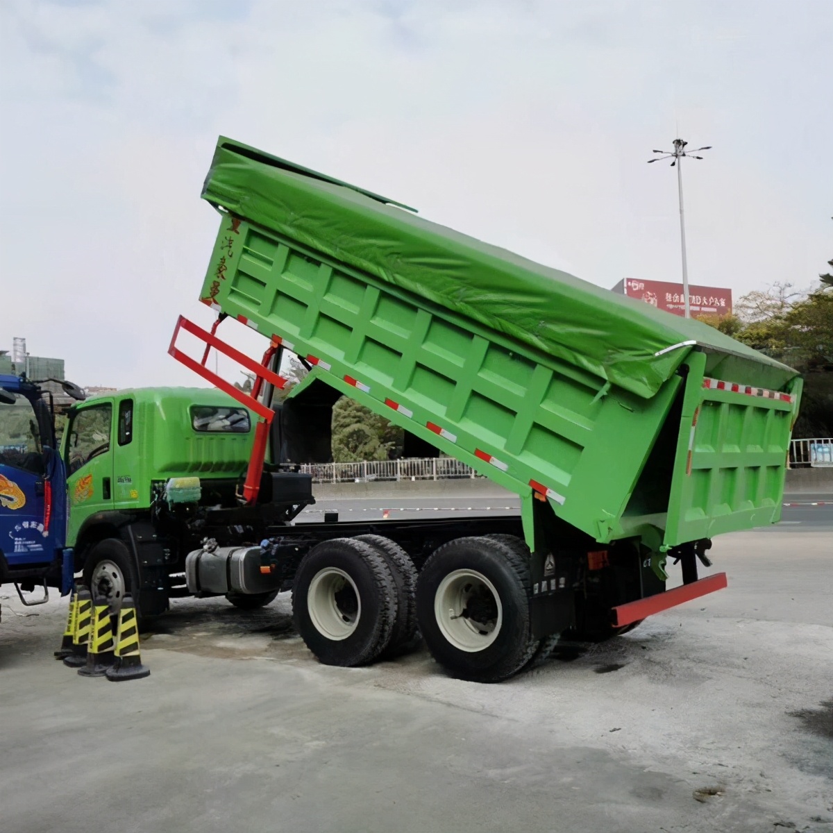 装15吨货合规不超载，重汽豪曼6x4小三轴自卸车值得期待