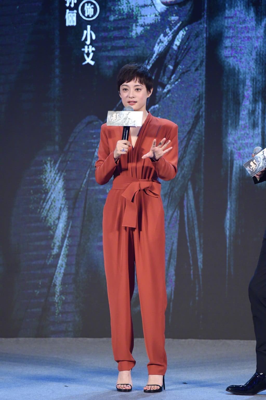 孙俪穿搭减龄半身裙短发长腿,孙俪的新发型减龄又甜