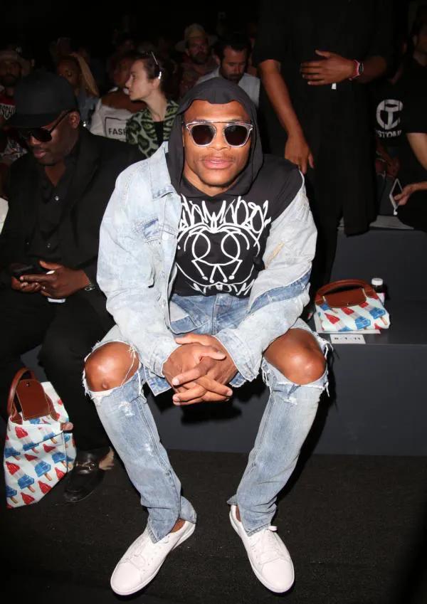 迷倒杜兰特要喝其洗澡水的斯嘉丽，她后背的纹身是这个时代的符号