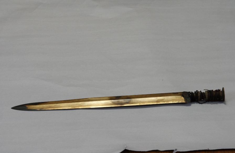 老农捡到古董宝剑竟然价值800w,专家文物低价买进高价卖出