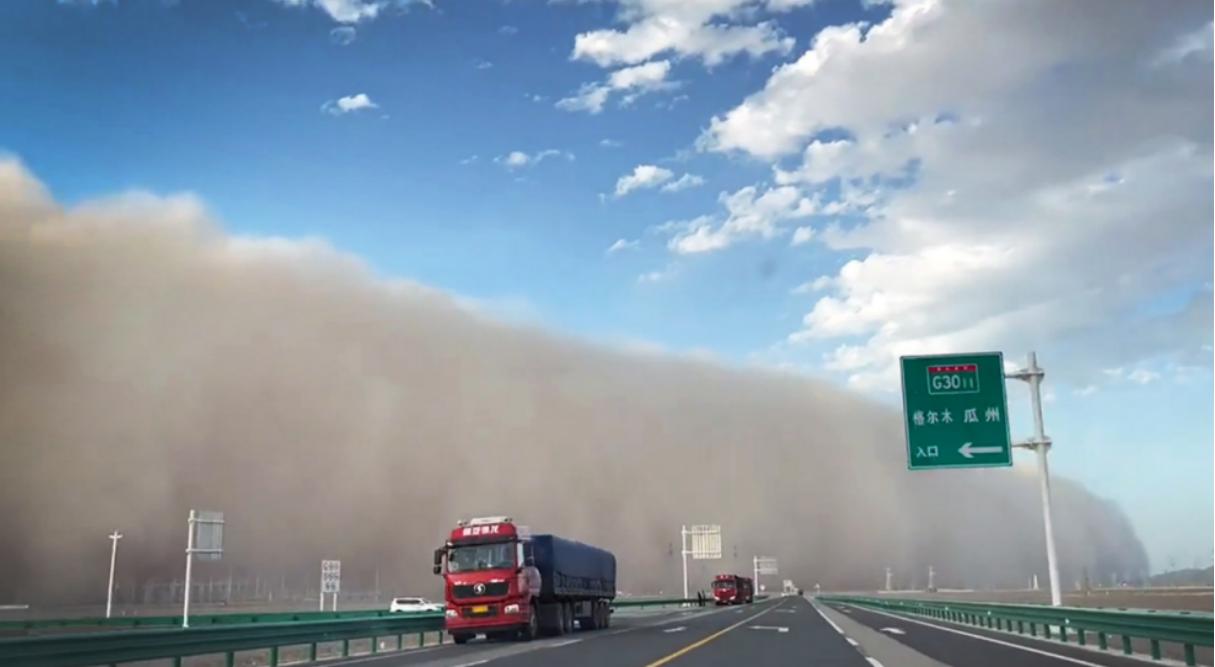 沙尘暴来袭天空立马变黑,敦煌沙尘暴来临时变成天昏地暗