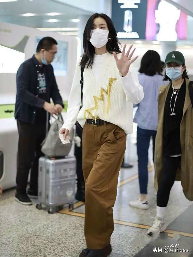 刘雯穿搭全靠小白鞋,刘雯穿的优衣库的绿色衬衣