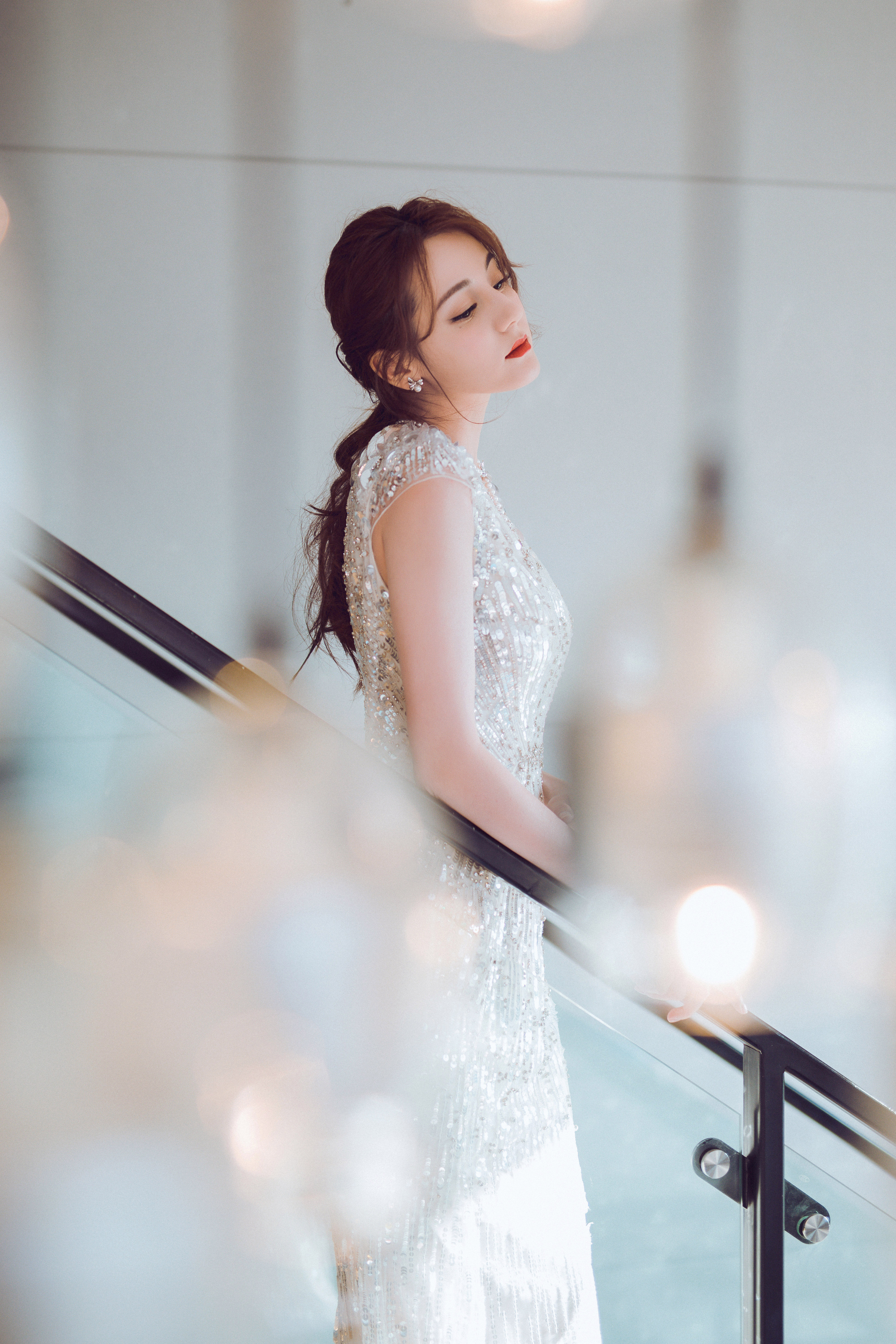 倪妮穿迪丽热巴时尚芭莎同款礼服,倪妮迪丽热巴白礼服