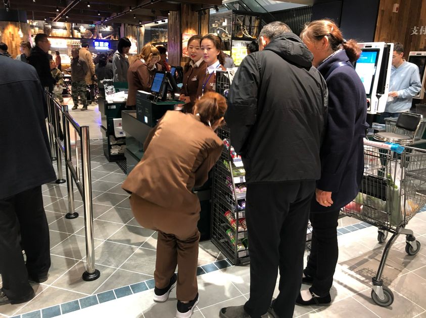 开店1小时就被挤爆:这家店凭什么让人感动到哭