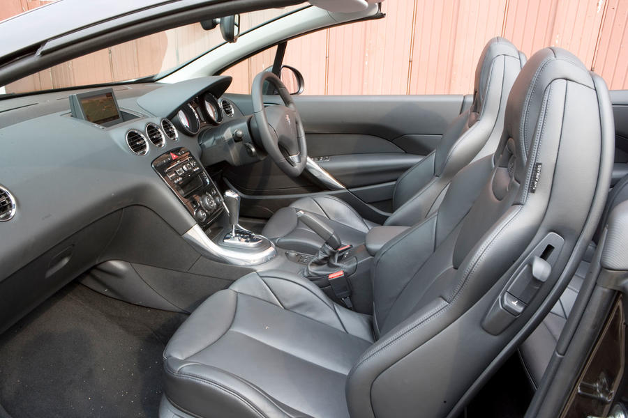 标致308cc敞篷车铭牌,标致敞篷车308cc是几坐的