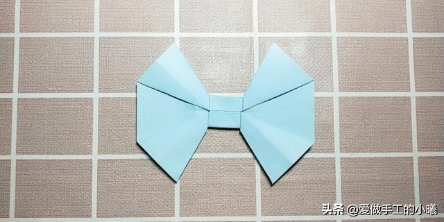儿童折纸简单手工幼儿园蝴蝶结,蝴蝶结手工折纸超简单正方形纸