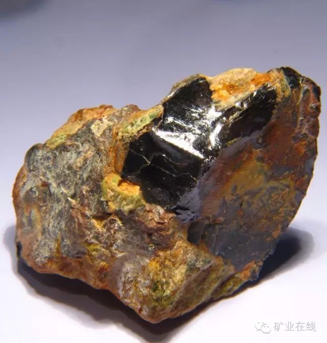 常见的矿物岩石有哪些,4种最常见于岩石里的矿物