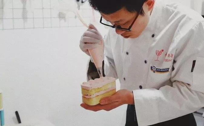 「十堰」这个85后男生开的甜品店，一口就被TA撩到！来了就赖着不想走