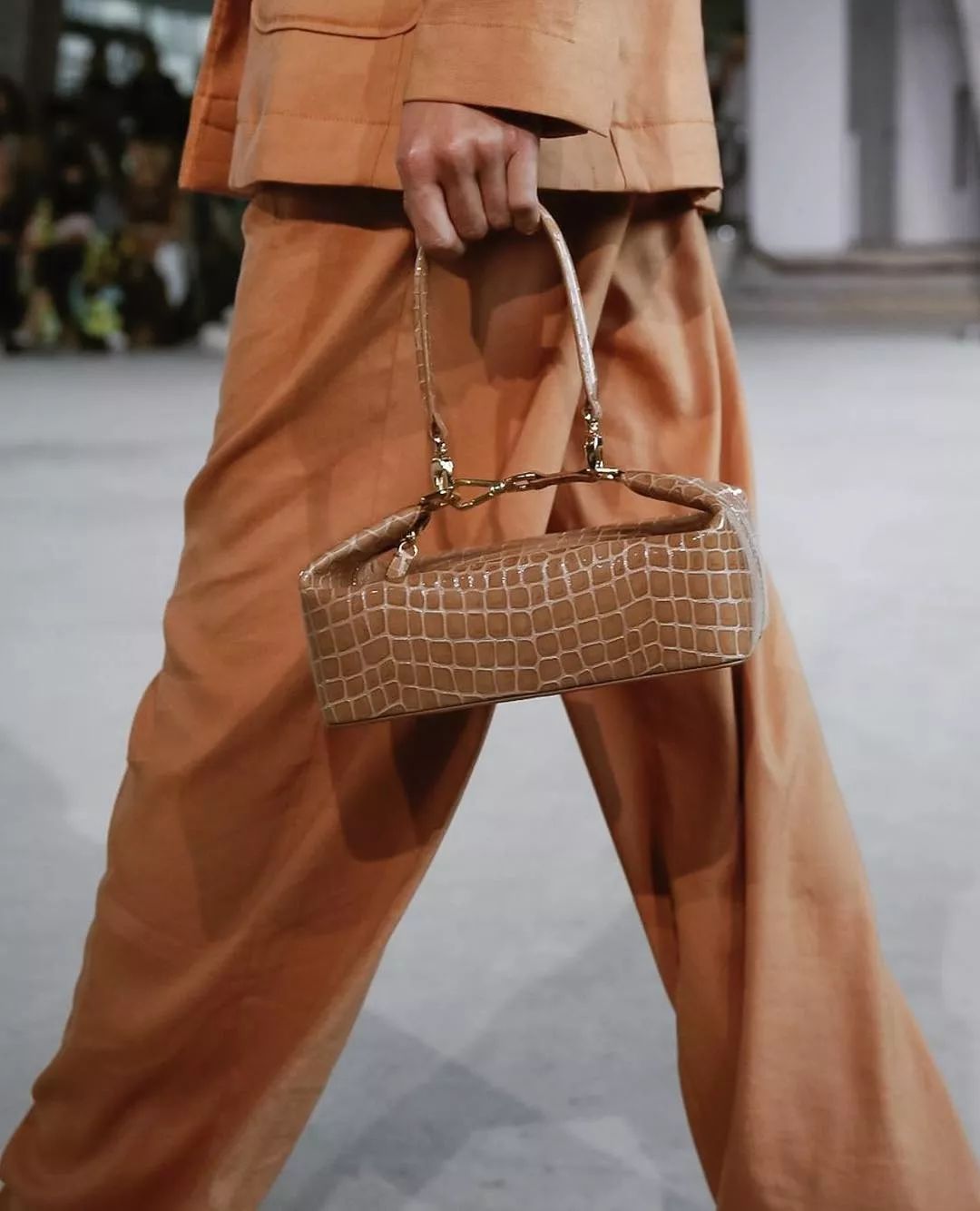 春天适合什么颜色包包,春天背什么颜色的包包