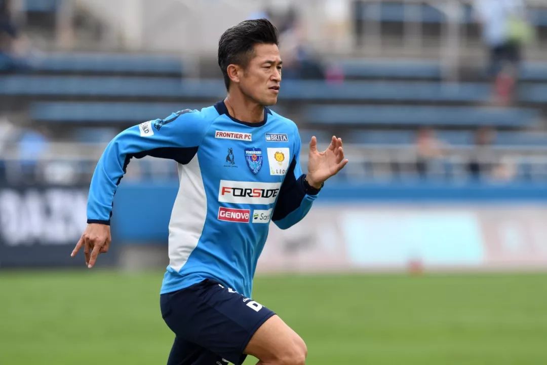 三浦知良目前在哪个队,三浦知良真的还能踢职业比赛吗