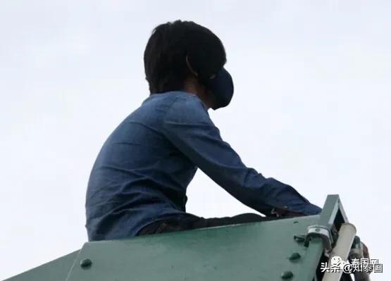 那个爬上高塔的泰国大哥，心中该有多么悲伤...