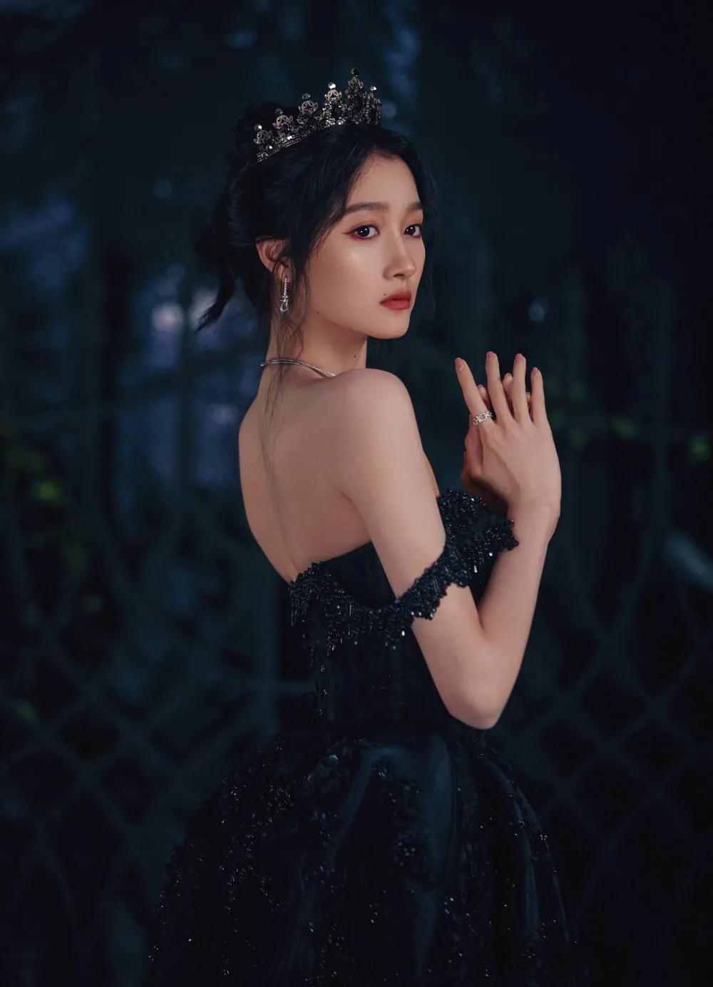 莫非仙女下凡?关晓彤暗黑古堡大片惹人心动