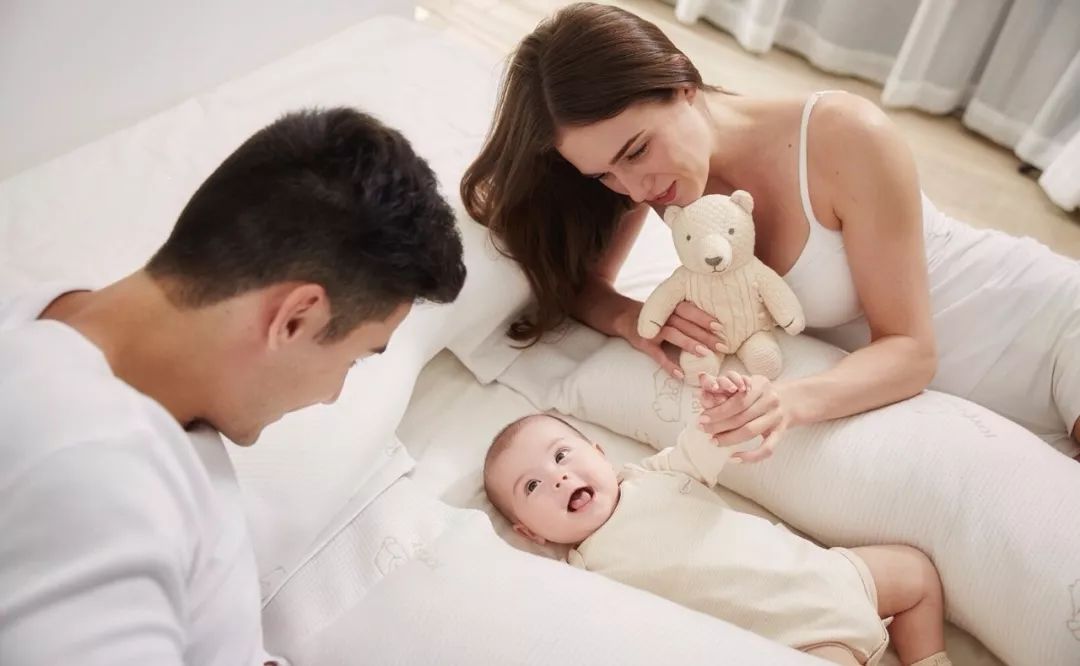 英国夫妻15年连生10个孩子,英国夫妻生22个孩子喝三桶牛奶