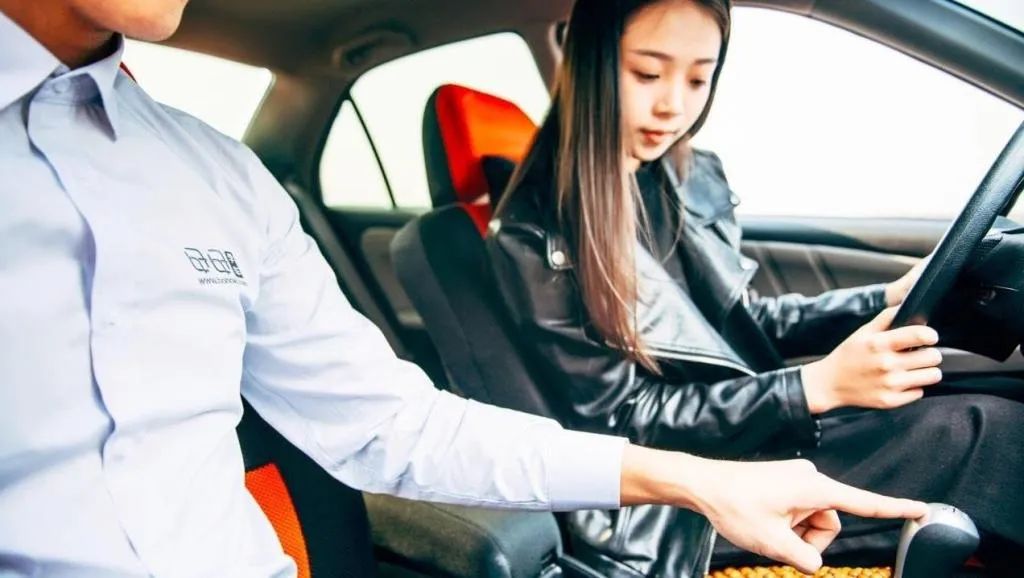 科目一如何快速通过考试,考科目一必备技巧和方法