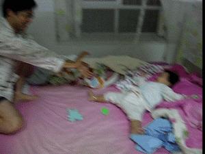 “这移动篮球架可还行？”爸爸又解锁了带娃新方式