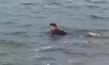 晚上开车弹烟头侧翻,司机被弹烟头