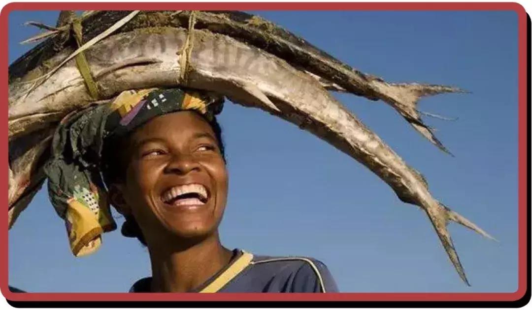 非洲黑叔叔的人体物流有多猛？