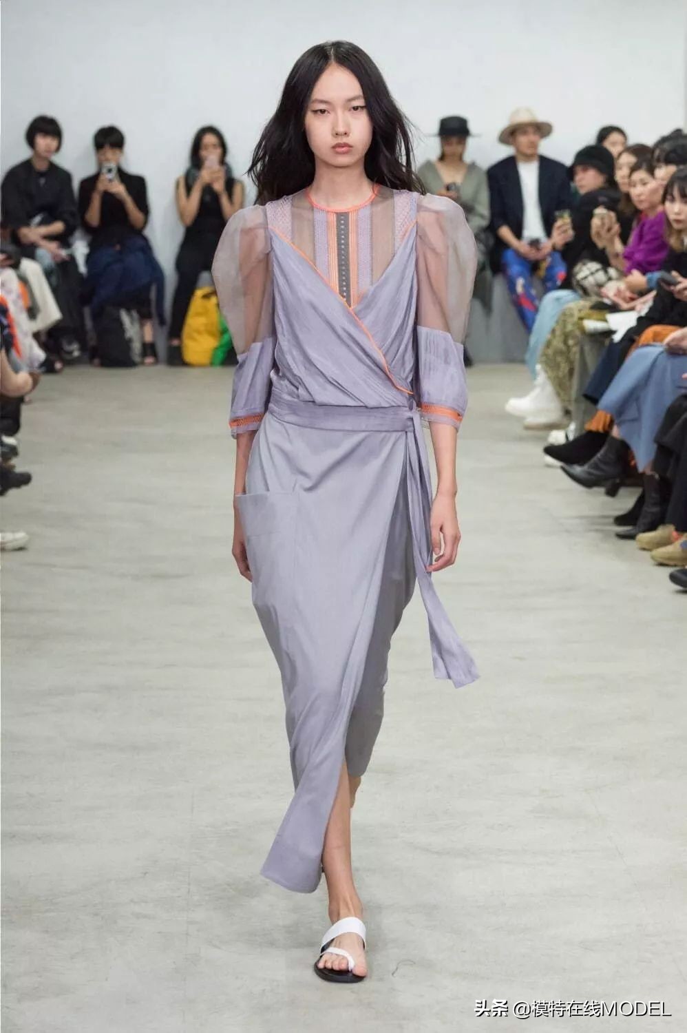 模特走路摔倒,模特走t台摔倒