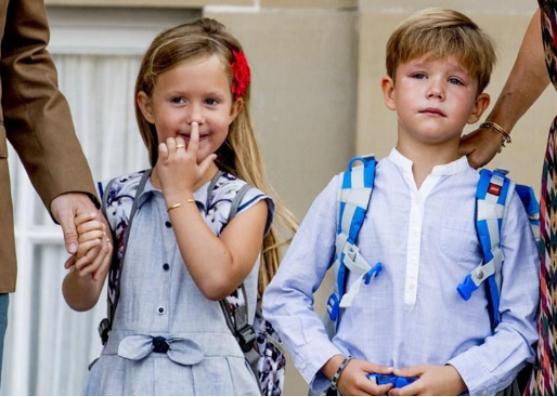 丹麦的“百年奇迹”龙凤胎8岁啦！网友：基因太好！做鬼脸都可爱