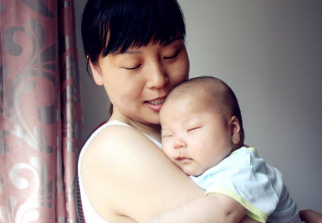 15岁男孩跟妈妈睡的坏处,男孩15岁和妈妈一起睡有啥问题