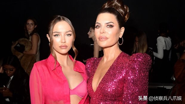 莉萨·瑞娜女儿黛丽拉的*情调**舞蹈中对讨厌她的人做出了完美的回应