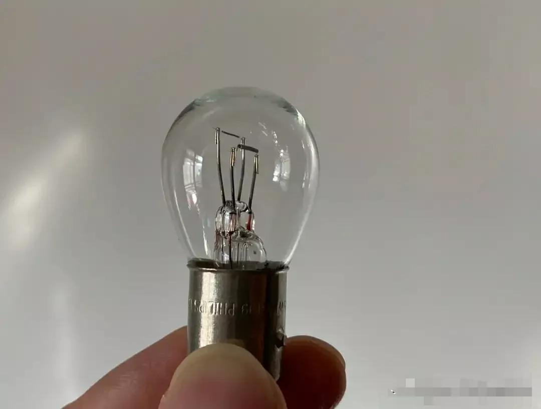 下雨电动车开大灯就不走怎么回事,电动车一开大灯就不走