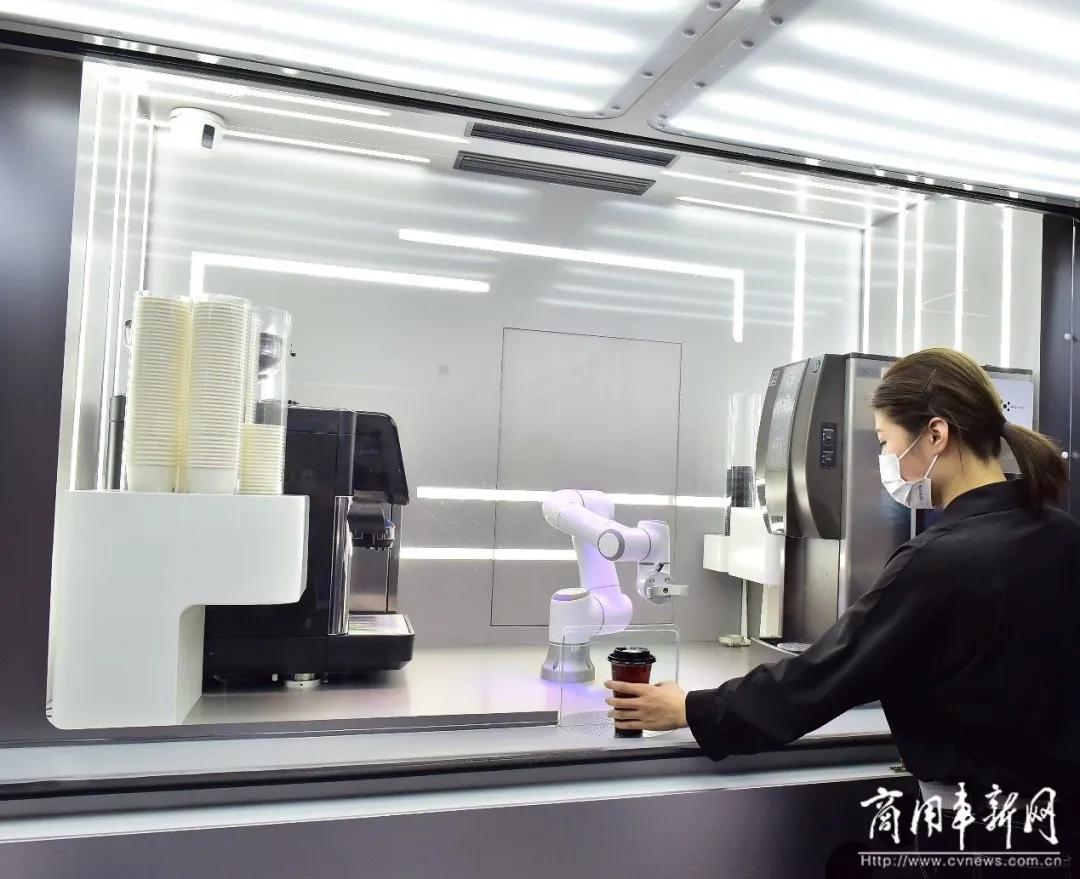 无人咖啡车，还能变成美容院、宠物店？看南京依维柯百变由你