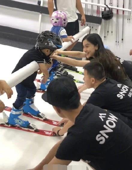 好妈妈人设？baby赶早机回国，透露“要送孩子上学”被吐槽假