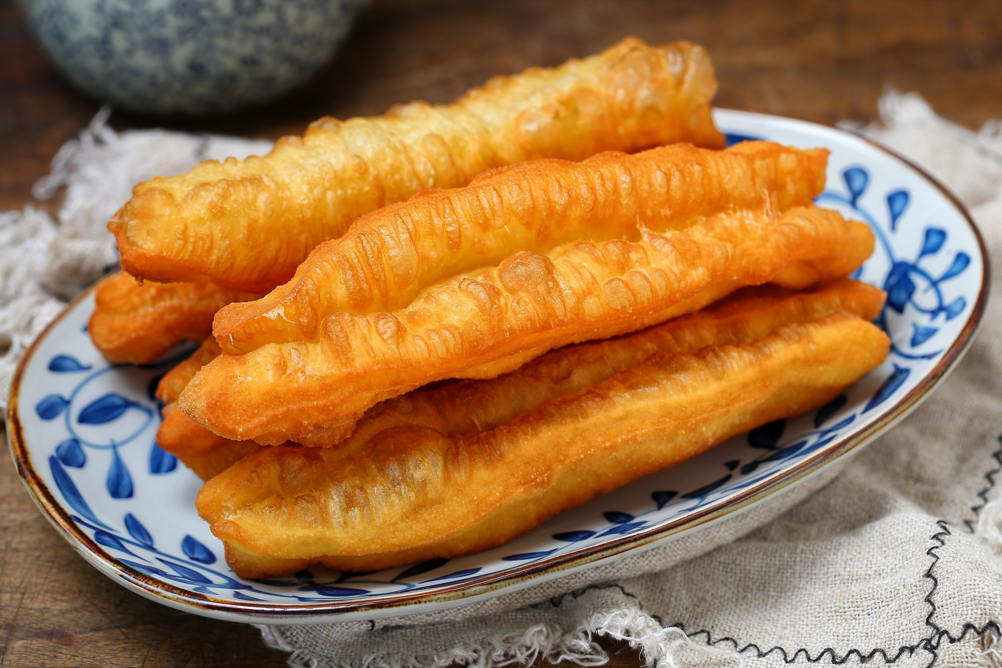 蓬松酥脆大油条的做法,小苏打奶香小油条香酥蓬松的做法