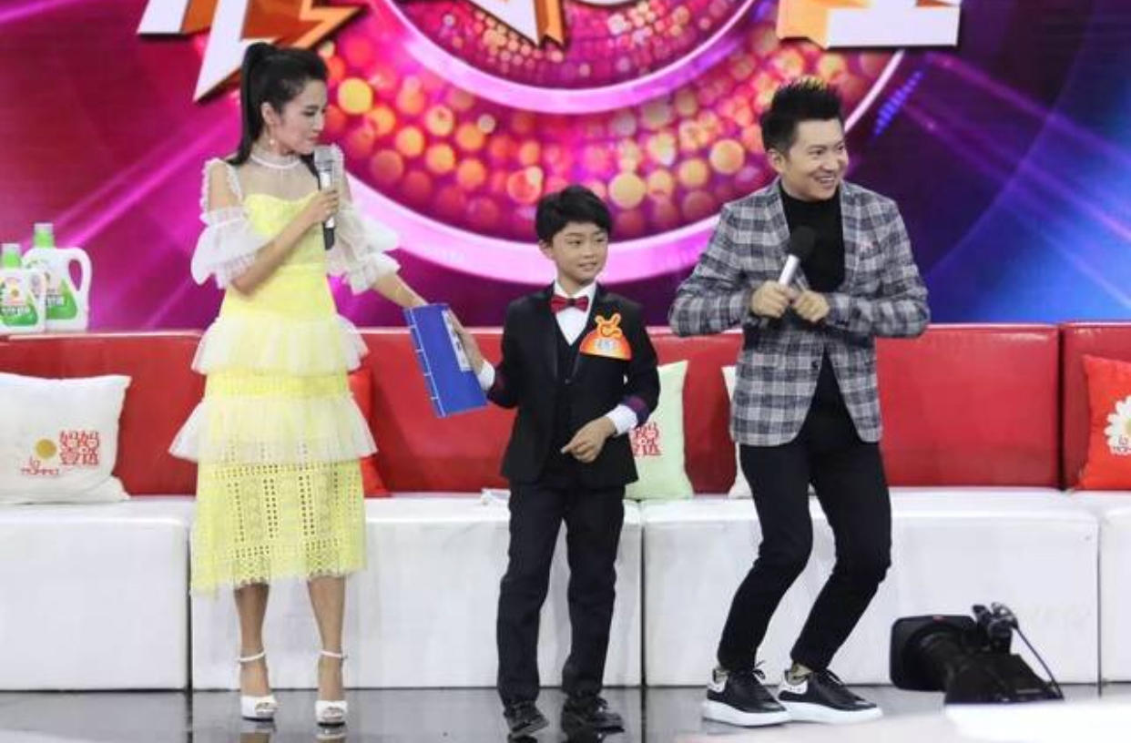 高龄生子、嫁神秘富商、退休成网红，“童年回忆”们变样了吗？