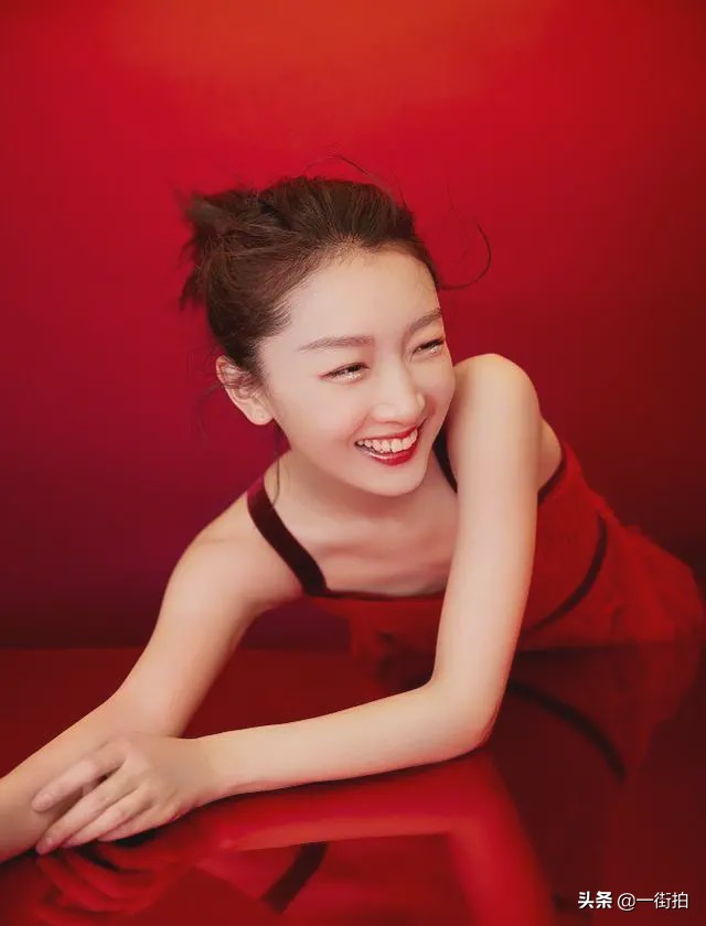 周冬雨穿奶茶色抹胸礼裙出席活动,周冬雨显瘦西装裤