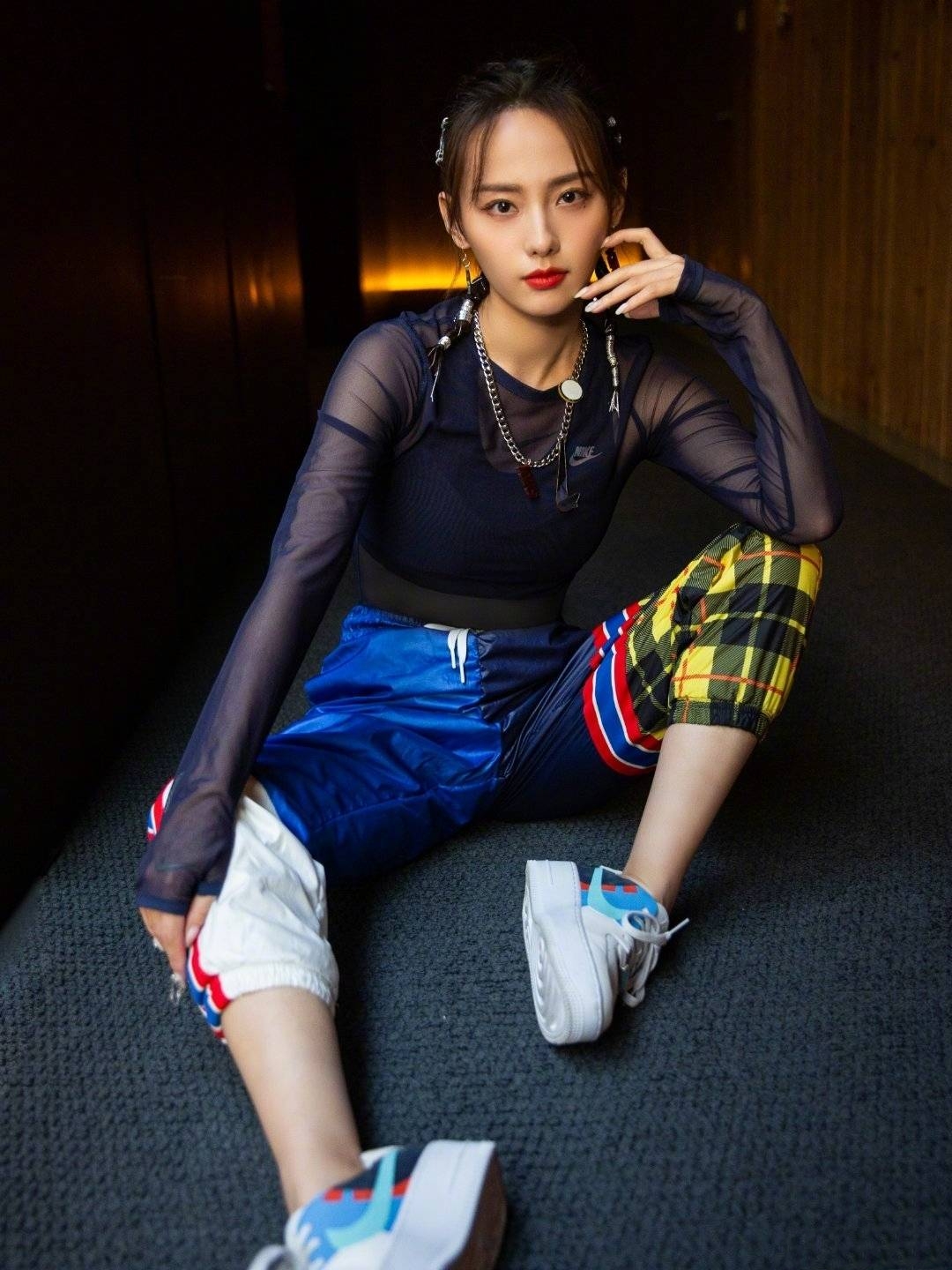 带娃锻炼两不误宝妈,张嘉倪穿健身衣