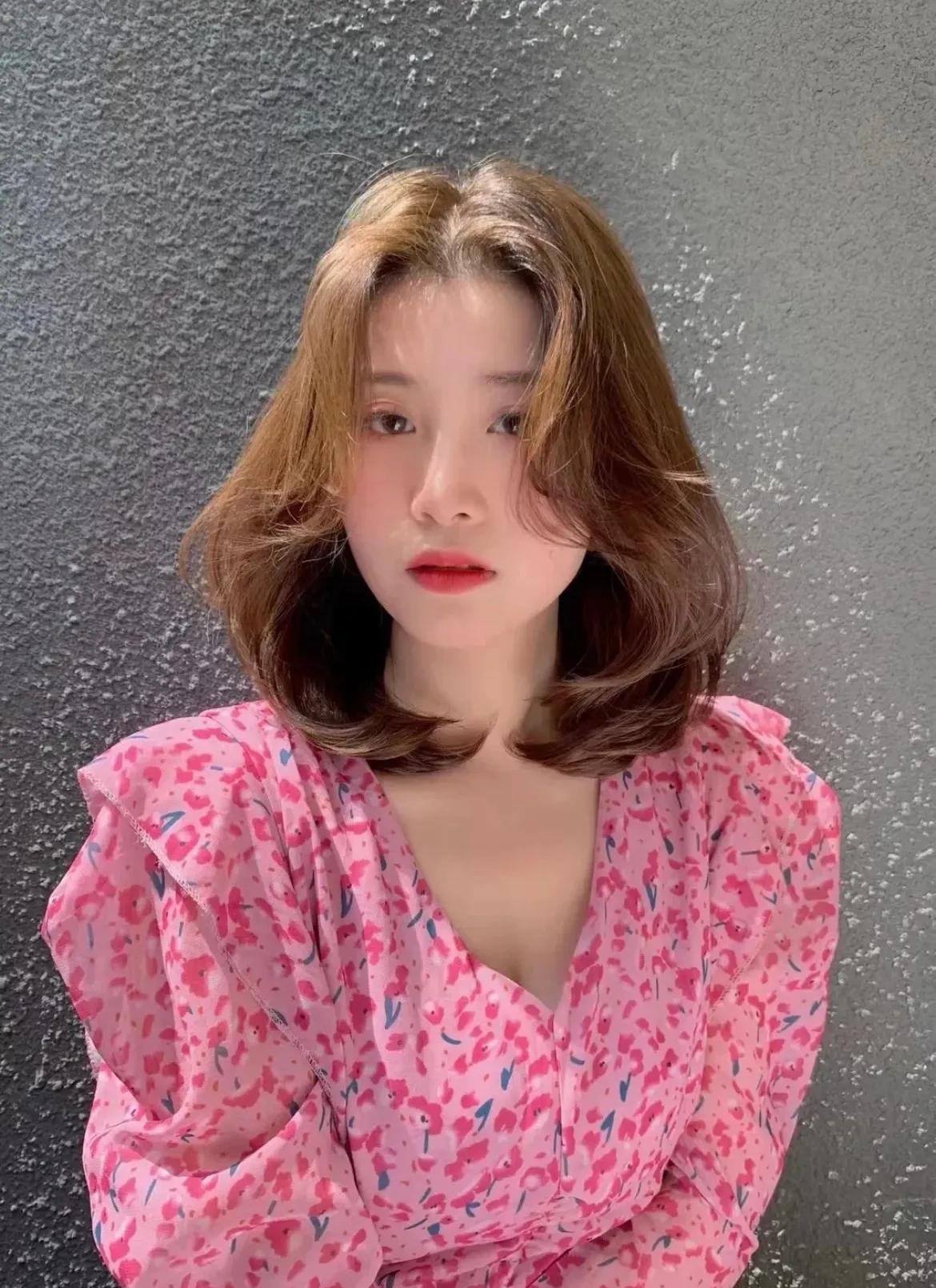 适合小脸的烫发中短发夏季,这个季节最流行的短烫发