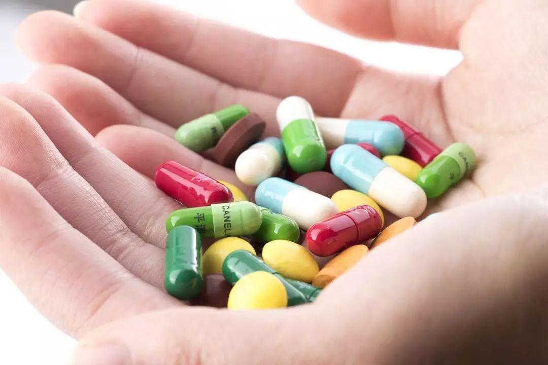 胸后甲状腺肿会引起胸痛吗,甲状腺结节会有胸闷气短的症状吗