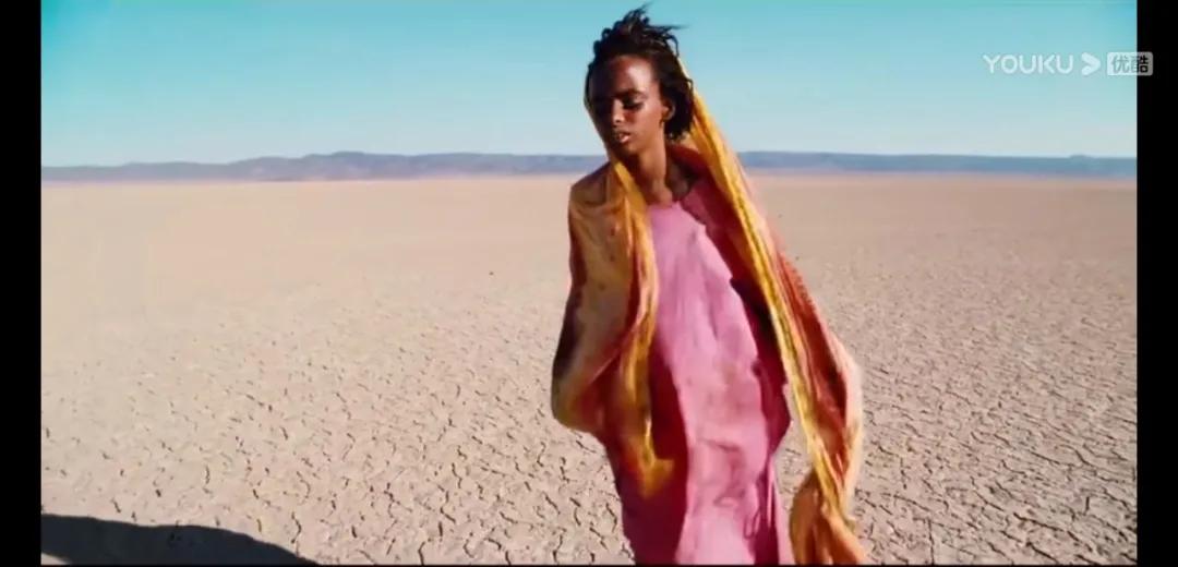 她5岁被割生殖器，18岁成名模，带1.3亿女性走向新生……