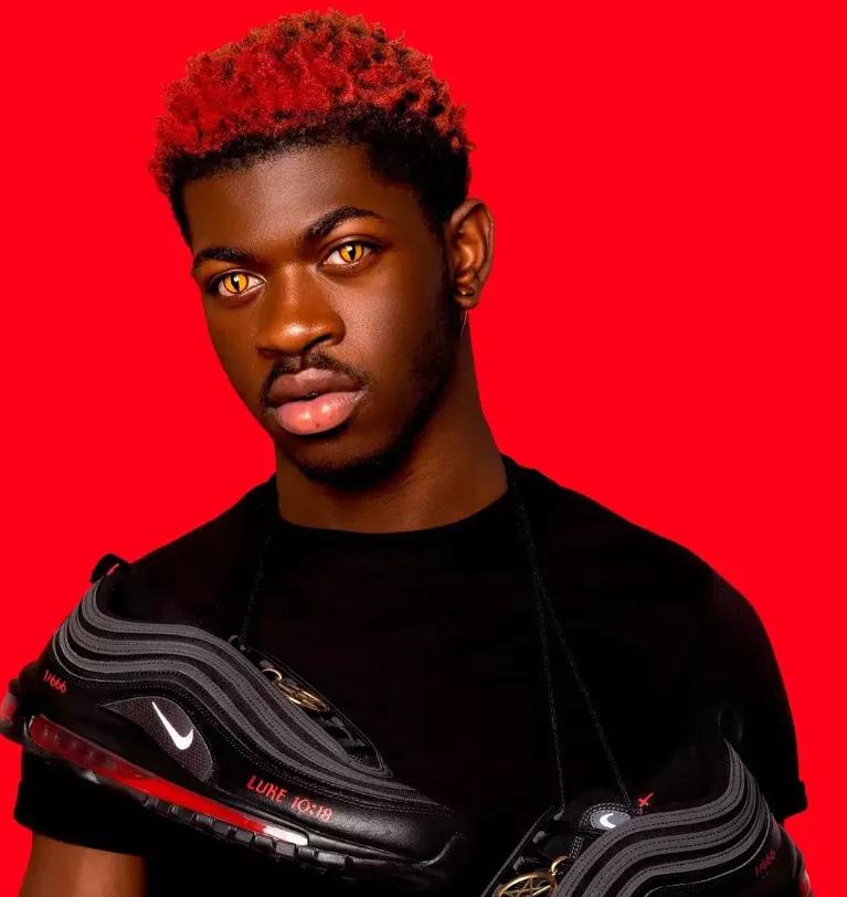 真活该！耐克被黑人歌手碰瓷发售“人血鞋”，惹怒外国网友被*制抵**