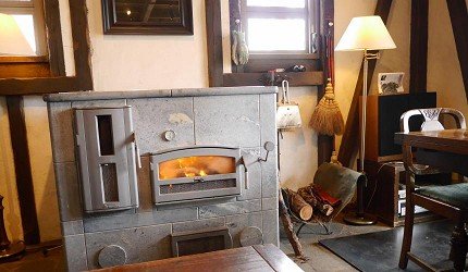 在阿尔卑斯山下一个中餐馆吃午饭,在阿尔卑斯山的悬崖喝杯咖啡