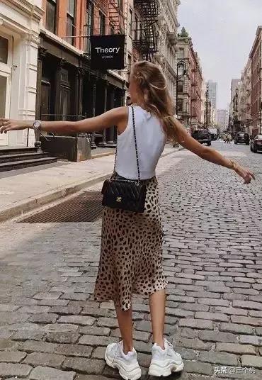 今年流行的裙子不穿高跟鞋,穿今年最流行的裙子