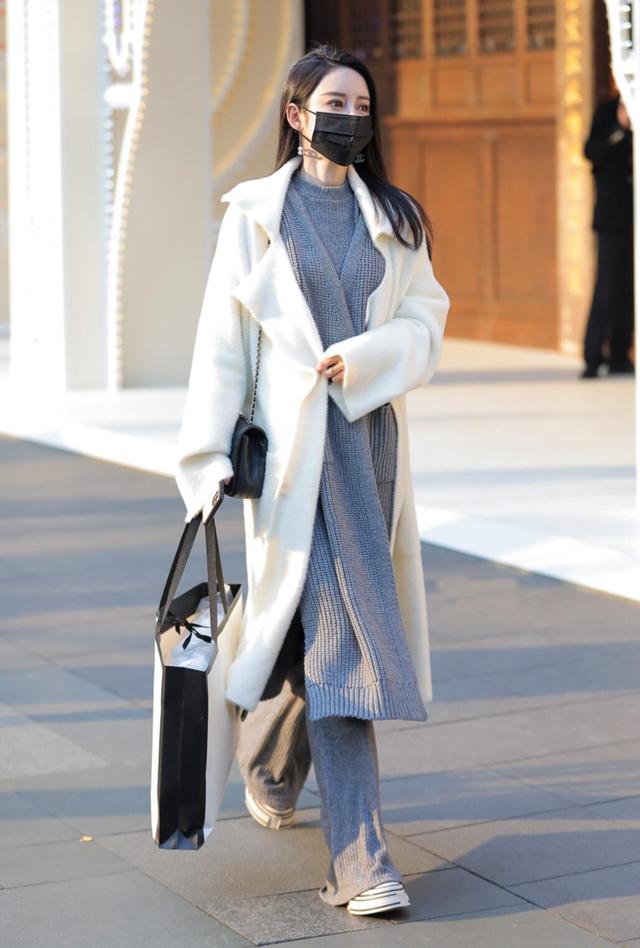 穿到膝盖的鞋子搭什么衣服好看,慵懒感穿搭搭配什么鞋子