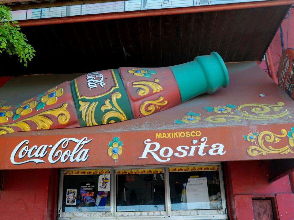 可口可乐透过瓶子看世界,可口可乐在中国的第一个广告