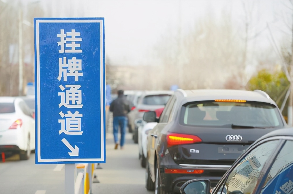 上牌费用一般是多少钱4s,上牌自己去还是4s店贵