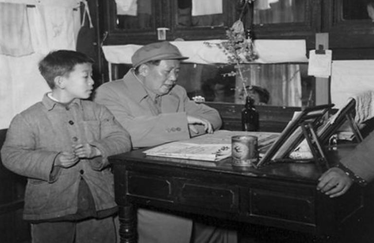 1976年毛主席逝世，联合国降半旗，世界各国都有何反应？